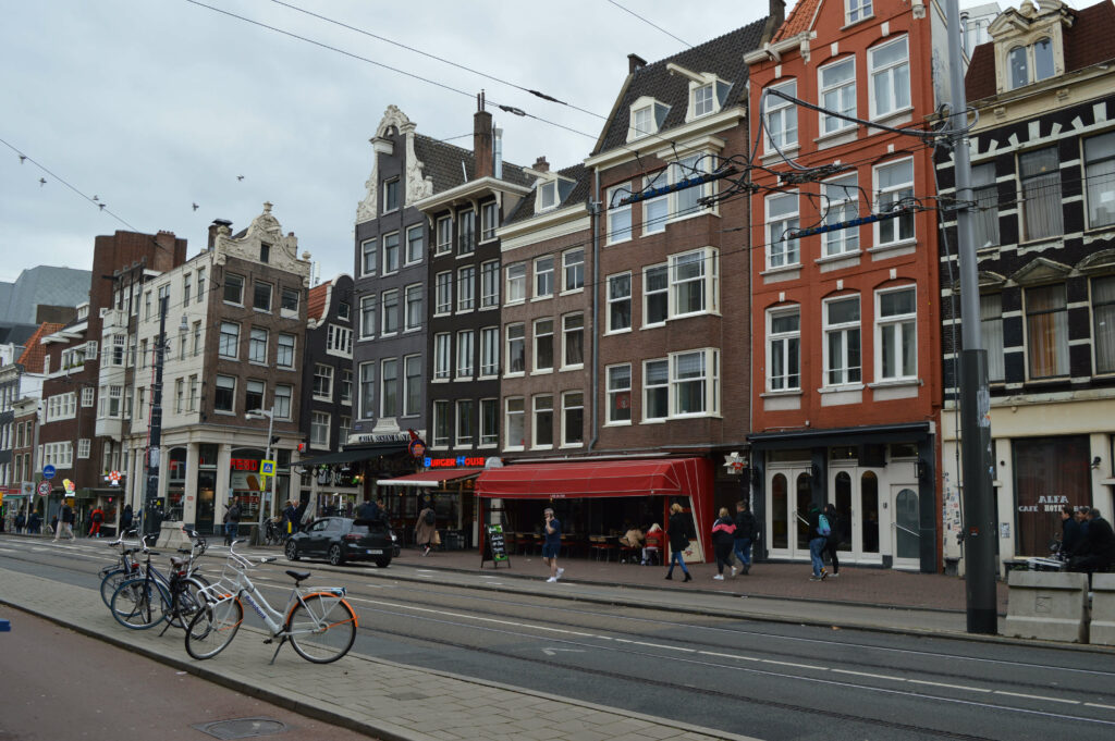 Holland utcakép autentikus házakkal és a hollandiára jellemző biciklikkel.