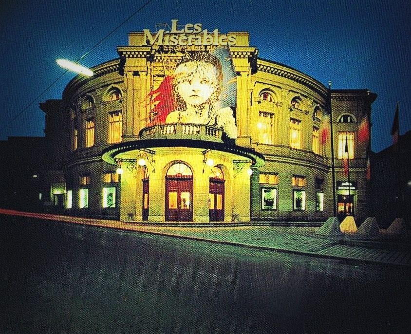 A bécsi Raimundtheater homlokzata a nyomorultak című musical plakátjával 1988-ban