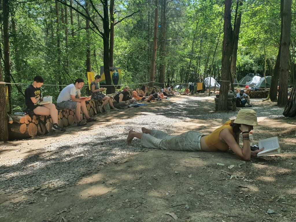 olvasó fiatalok