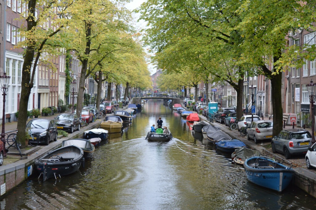Holland utcakép, kanálissal és hajókkal.