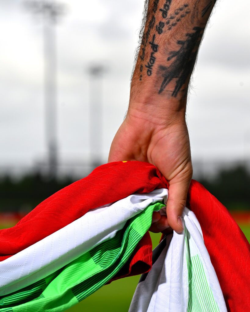 magyar zászló a kézben