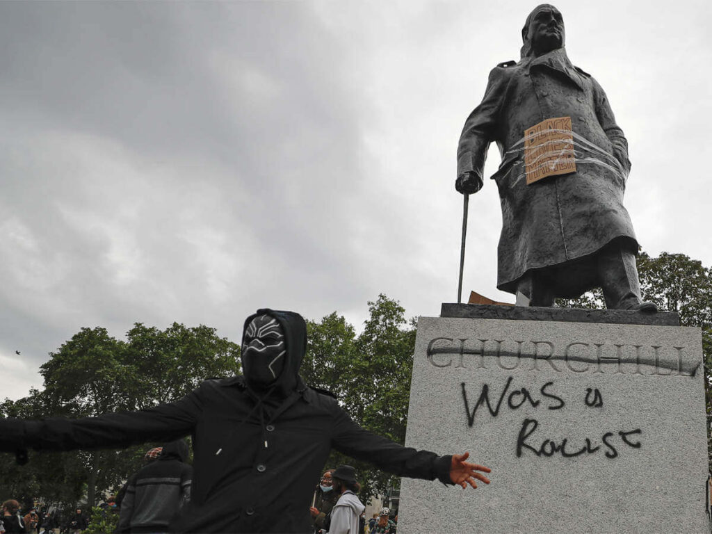 Churchill szobrát rongáló aktivisták Londonban