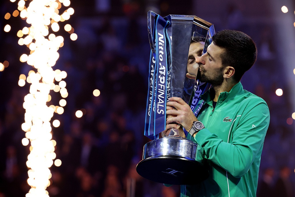 Novak Djokovics trófeát csókol