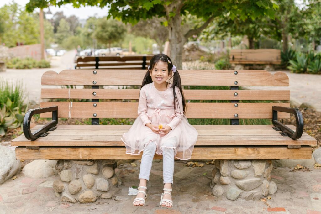 mosolygós gyermek padon ülve