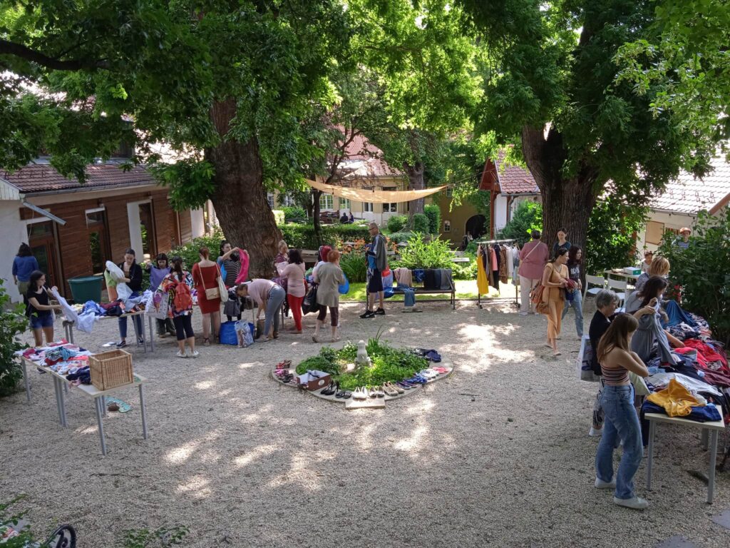 ruhacsere, Pécs