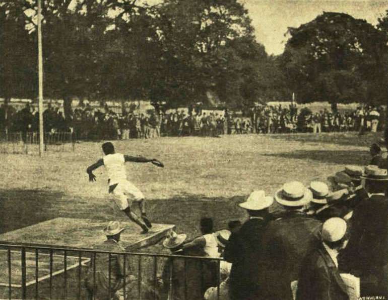A diszkoszvetést a Bois de Boulogne parkjában rendezték, a képen Bauer Rudolf éppen elhajítani készül a diszkoszt. Forrás