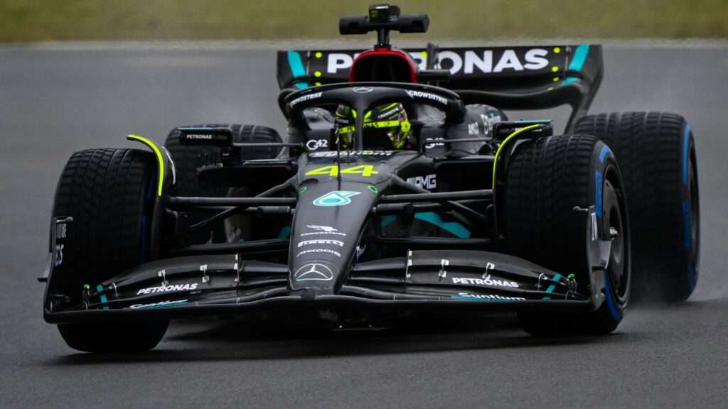 Hamilton 44-es rajtszámmal a Mercedes-AMG Formula 1-es autójában ül.
