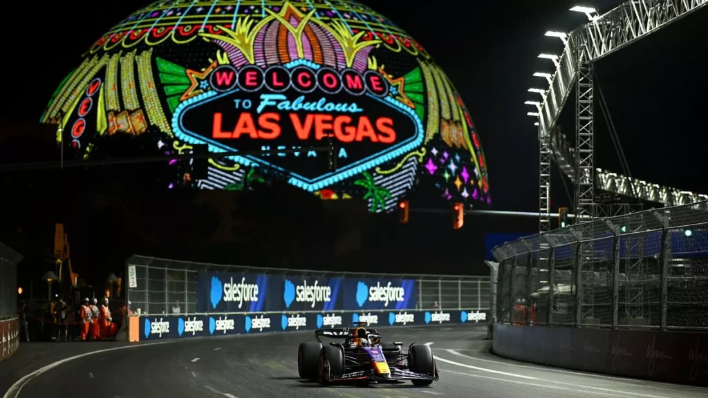 Max Verstappen autója Las Vegasban, a Sphere-rel a háttérben